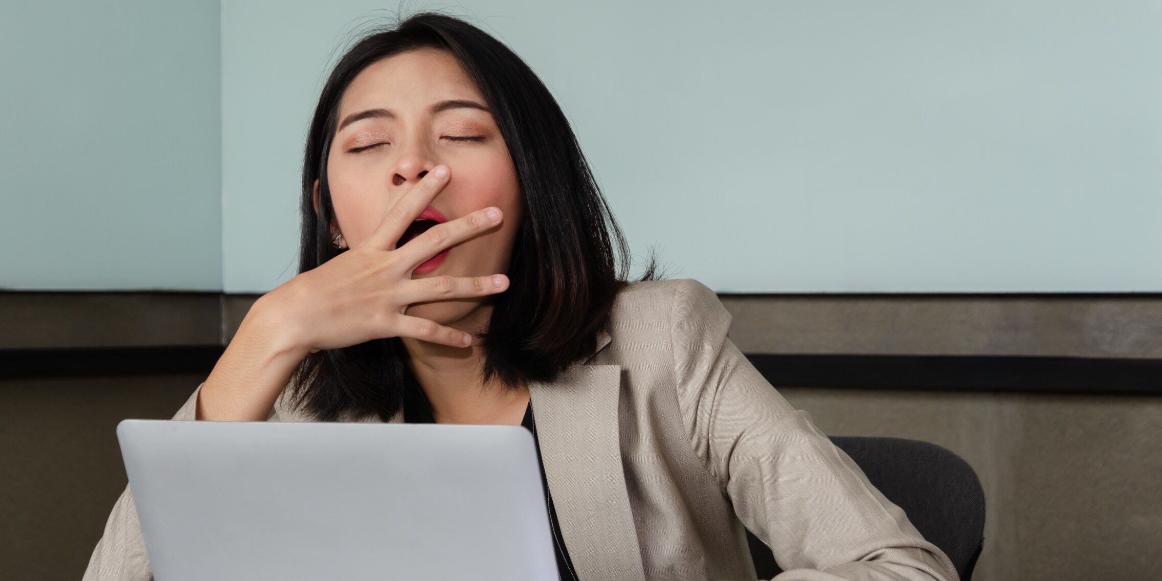 OMNIRELEXX Maschera per dormire per uomo e donna – Occhiali da sonno traspiranti – Maschera per occhi comoda e morbida – Blocco della luce – Borsa da viaggio – Approfondimento 3D per