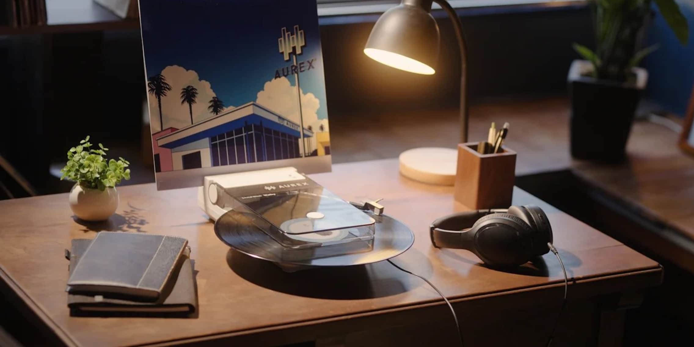 Toshiba Aurex AX-RP10: Turntable with rechargeable battery and