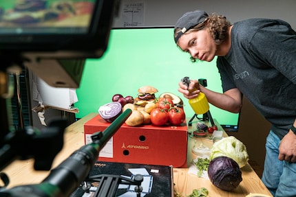 L'hamburger messo in scena e le verdure spruzzate con un po' d'acqua. Sembra buono.