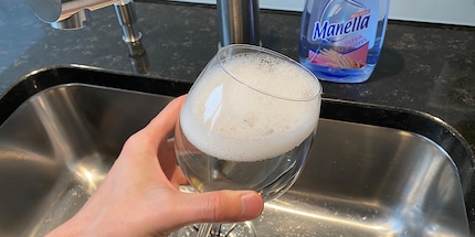 Sciacqua con cura, poi riempi con detersivo e acqua calda.