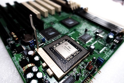 An Intel Pentium processor with MMX technology 233 MHz, 66 MHz FSB and a 512 KB L2 cache.