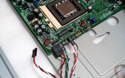 Connecting the housing cable.