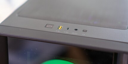 Plastica e acciaio: le diverse finiture superficiali sono chiaramente visibili. Cos'altro vedi: porte USB 3.0 Tipo-A, USB 3.1 Tipo-C e jack audio.