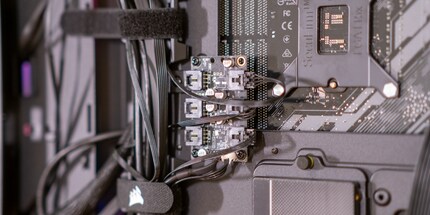 Il controller viene utilizzato solo per collegare i cavi RGB. I cavi PWM devono essere collegati alla scheda madre separatamente.