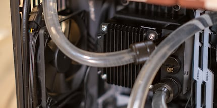 The preinstalled CPU block, simultaneously housing the pump and reservoir.