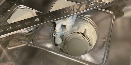 Anche la vasca della lavastoviglie o i bracci di spruzzo potrebbero essere otturati.
