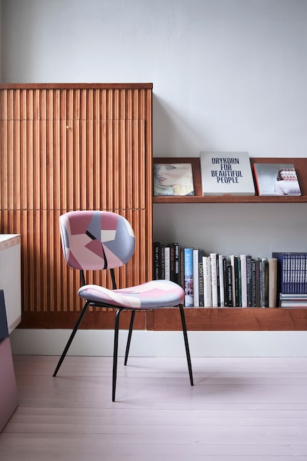 Stimola i sensi: una biblioteca con vecchie riviste e libri. Immagine: HK Living