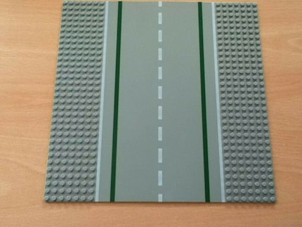 Grigie e piatte: così conosciamo le vecchie piastre stradali LEGO.