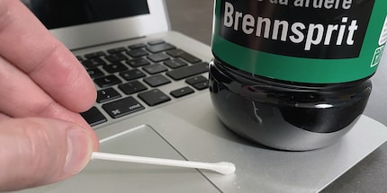 L'alcol viene utilizzato per le macchie più ostinate.