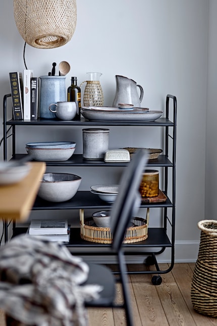 Bello e pratico: stoviglie e utensili da cucina su rotelle. Immagine: Bloomingville