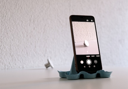 Che si tratti di una pila di libri, di un supporto per cellulare o di un treppiede, qualsiasi mezzo va bene per tenere in posizione il tuo smartphone.