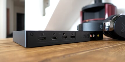 1 x HDMI Out (eARC), 3 x HDMI IN, OPT IN (TOS Link) e Analog In