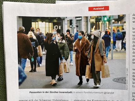 La rivista DER SPIEGEL qui è nel torto soprattutto perché l’elemento maschile, che linguisticamente parlando rende questo gruppo di donne in primo piano «i passanti», si trova solo sullo sfondo.