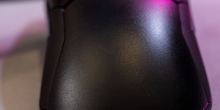 Con la retroilluminazione spenta, il logo Razer è appena visibile