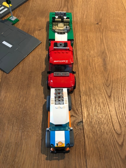 Veicoli LEGO di larghezza diversa. Davanti, l'ultimo modello, l'auto dello sponsor del set skatepark.