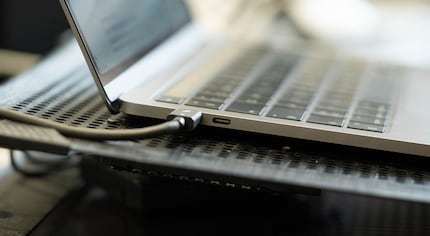 Apple dovrebbe aumentare un po' le porte la prossima volta e per favore distribuirle su entrambi i lati.
