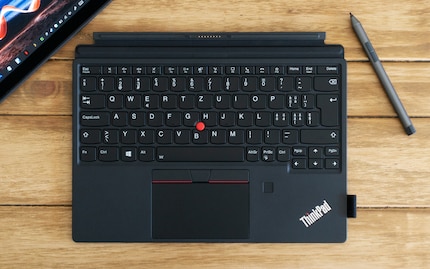 La tastiera in stile ThinkPad aderisce magneticamente e ha anche un sensore di impronte digitali.