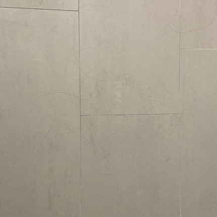 Questo è l'aspetto del pavimento del mio bagno dopo aver lavato e asciugato i capelli.