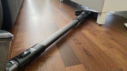 L'aspirapolvere è progettato (con il contenitore dello sporco rivolto verso l'alto) in modo da poterlo posizionare orizzontalmente sul pavimento mentre si aspira. In questo modo posso arrivare sotto quasi tutti i mobili di grandi dimensioni.