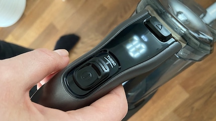 Sul pulsante che si trova sul manico posso scegliere tra tre modalità di velocità. Oltre al consumo della batteria, sul display viene anche indicato quando il filtro deve essere pulito.