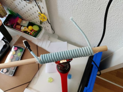 Mit der Heissluftpistole erhitze ich das Kabel.