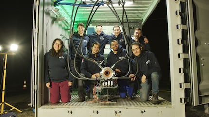 Questo scatto del container aperto con il team di I RIDE potrebbe essere uscito da un film di fantascienza.