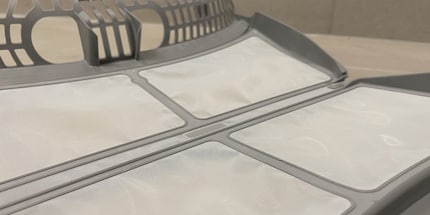 Questo è più o meno l'aspetto che dovrebbe avere il filtro cattura pelucchi prima di tornare al suo posto nell’asciugatrice.