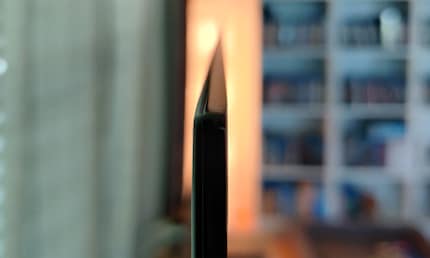 Nella parte superiore del pannello, dove non c'è hardware, bensì solo lo strato OLED, il pannello è addirittura spesso solo 0,5 centimetri.