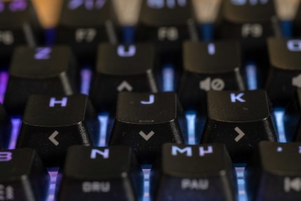 Non so perché Corsair abbia messo i tasti freccia su U, H, J e K.