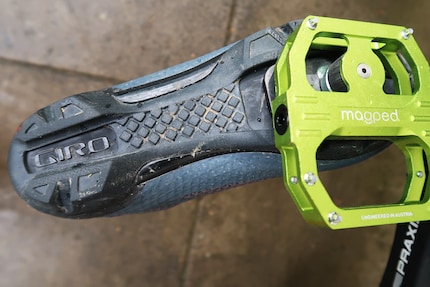 Clac: la scarpa si aggancia.