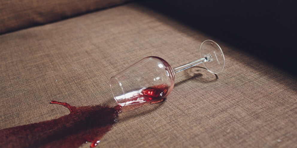 Il vino rosso, il nemico finale tra tutte le macchie.