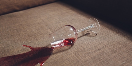 Il vino rosso, il nemico finale tra tutte le macchie.