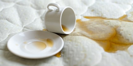 Le macchie di caffè sono difficili da pulire – che siano sul tuo materasso o sul tuo divano.