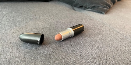 Per le macchie di rossetto devi ricorrere alle armi di pulizia pesanti.