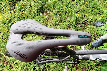 Flite Boost: la sella da gravel leggermente più corta di Selle Italia. Insieme ai miei piedi.