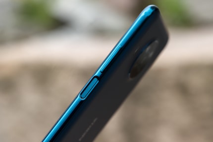 Sensore di impronte digitali sul lato.