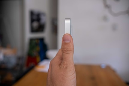 Lo so: dita brutte come le mie non dovrebbero stare nella foto. Ma mi piace quanto è sottile l'iMac.