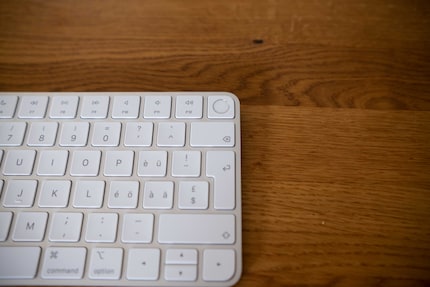 In alto a destra c'è il sensore di impronte digitali per il login tramite Touch ID.