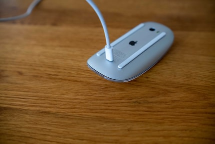 Perché Apple ha messo la porta di ricarica in basso non riesco a capirlo, nemmeno dopo tutti gli anni in cui il Magic Mouse 2 è stato in circolazione.
