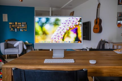 Poiché l'iMac è così leggero, posso regolarlo facilmente. Ho anche lavorato sul tavolo della sala da pranzo di tanto in tanto.