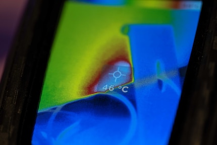 Ecco come il calore si diffonde sul retro dell'iMac. Scusa, ho dovuto fare una foto dello schermo della termocamera perché il trasferimento dei dati non ha funzionato.