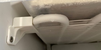 Se si forma troppo ghiaccio sulle bobine di raffreddamento, è necessario sbrinare il congelatore.