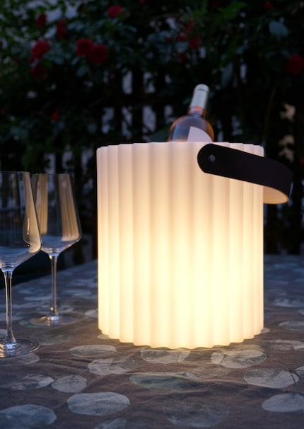 La luce soffusa conferisce un bagliore agli oggetti che la circondano.