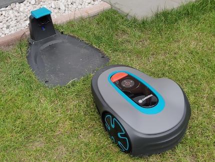 The guide cable allows the robot to find its own way back to the charging station.