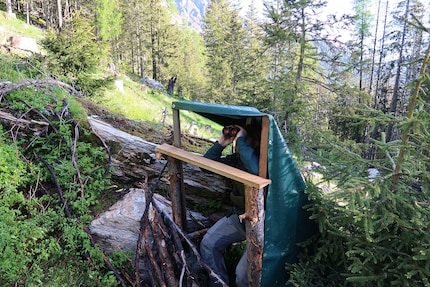 La prova di seduta di Marc. Con il binocolo osserva il territorio di fronte a noi.