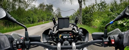 Le moto moderne come la BMW R1250GS si collegano al tuo telefono. Le vecchie Harley no.