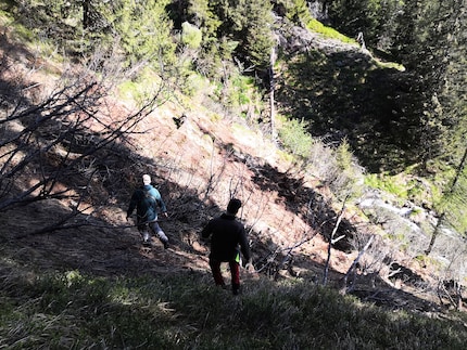 È qui, sul lato sinistro della montagna.