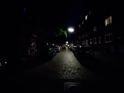 Fotocamera grandangolare di notte.