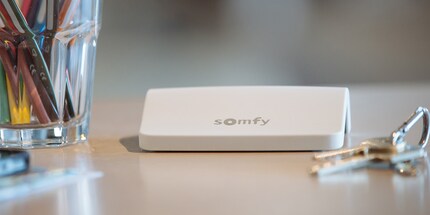 La stazione base Somfy Connexoon è adatta ai principianti della smart home. Immagine: poweredblinds.co.uk