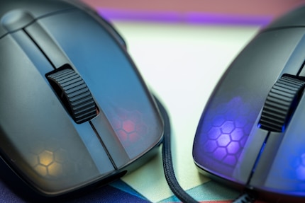 Due zone di illuminazione vicino ai tasti principali.